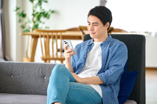 スマートフォンで婚活相談を利用するユーザー